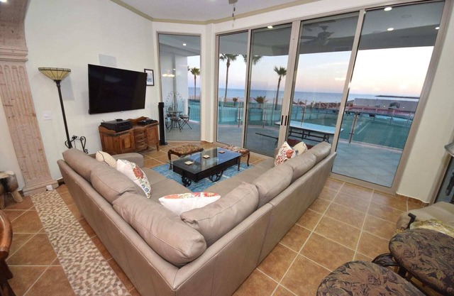 Planta baja, 3 recámaras, 3 baños, a pasos de la piscina y la playa.