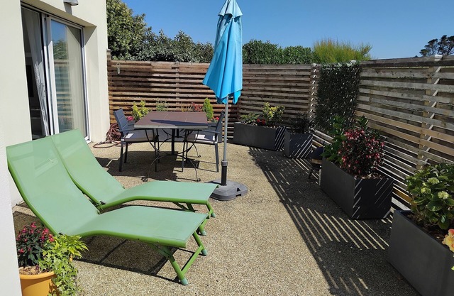 GROUND FLOOR APARTMENT LARGE TERRACE SHELTERED FROM THE WIND, WALKING DISTANCE TO THE BEACH