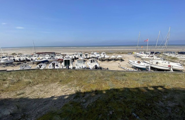 Apartamento en planta baja frente al mar con balcón y parking privado