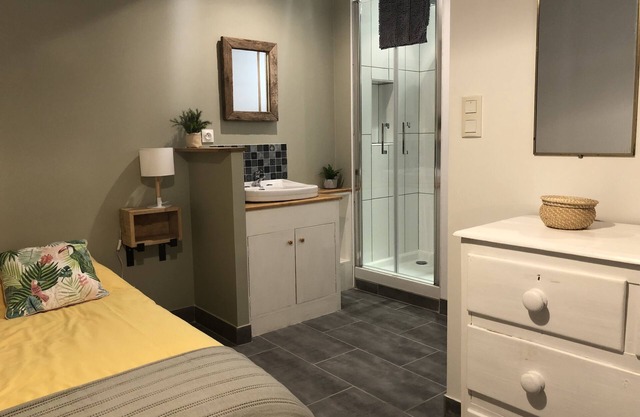 apartamento en planta baja cerca del puerto, en el corazón de Portbail, reformado