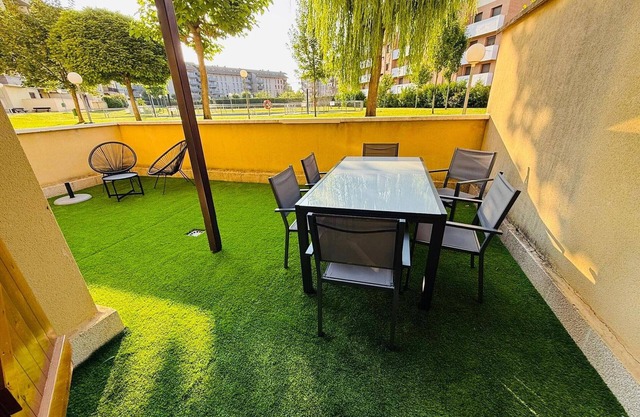 Apartamento en Jaca con Terraza Privada, Piscina y Garaje - Capacidad para 6 Personas