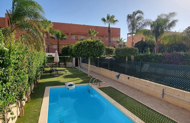 Apartamentos Paraiso, Bajo X a pie de playa, piscina privada con jardín, WIFI