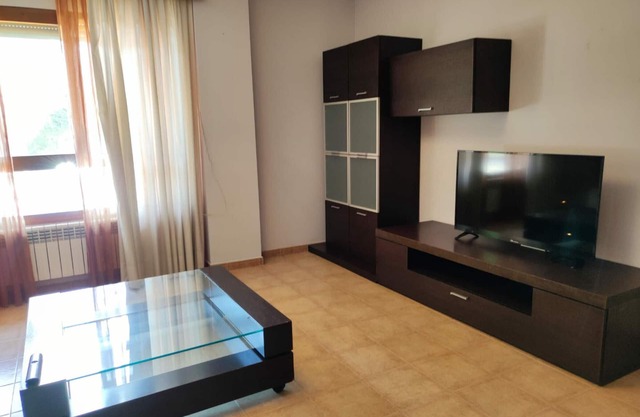 Apartamento en Jaca con Piscina, Parking, y Cerca del Centro - Hasta 6 Personas