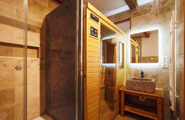 Ground floor bay window apartment (100 sqm) with south-facing balcony and infrared sauna