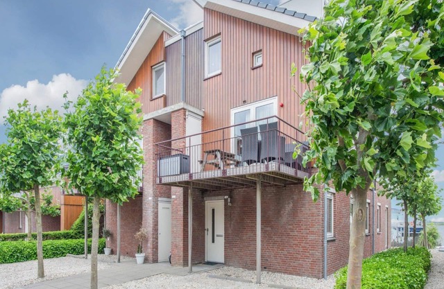 Ground-floor flat directly on the water