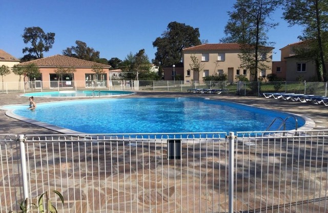 Planta baja 2 dormitorios separados. 6 personas Piscina. Playa Vista a la montaña