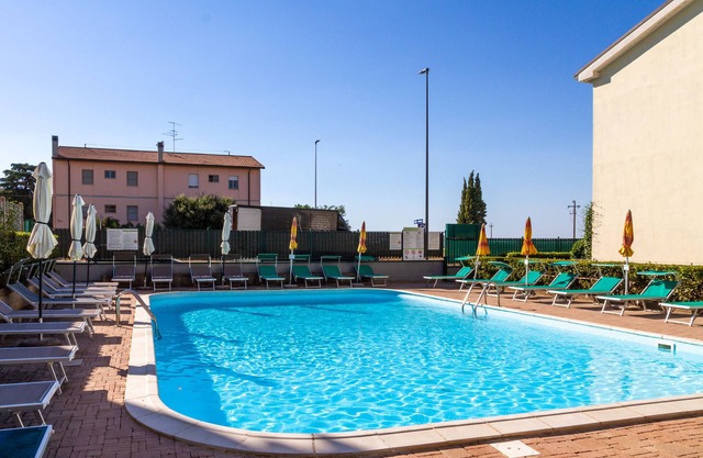 Apartamento en planta baja con terraza, jardín y piscina compartida