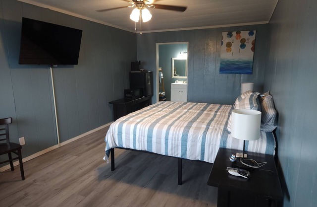 Ground Floor King Suite close to boat ramps.