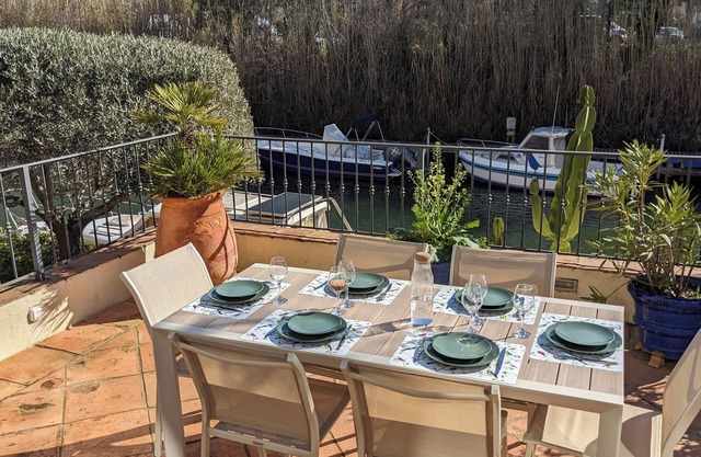 Ground floor near beaches, air conditioning, XL terrace with canal view and access, swimming pool, paddle, box