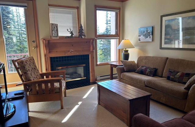 Ground Level 2 bed/2 bath condo with laundry, BBQ, pet-friendly, ski-in and out