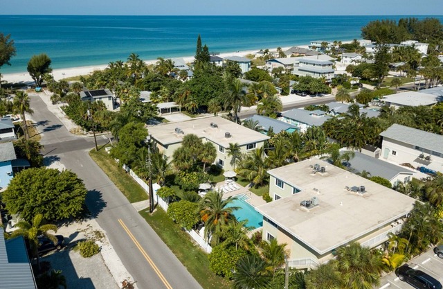 Adorable ground-level condo near the beach. Large heated pool!