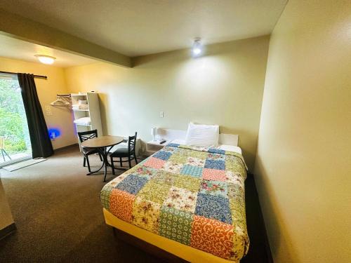 Ground Level Lakeview Room with 1 Double bed suite