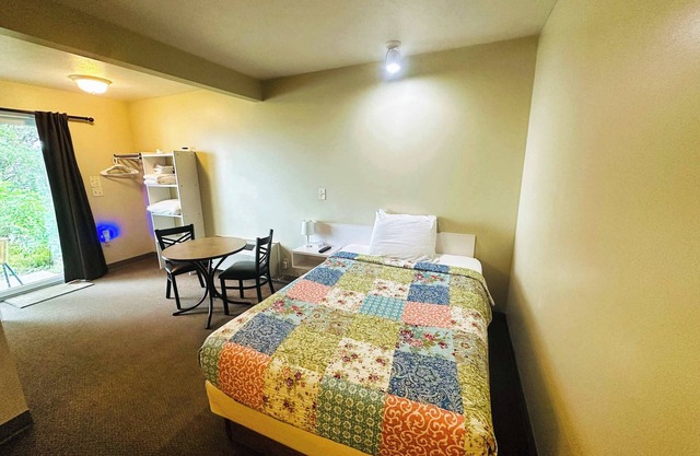 Ground Level Lakeview Room with 1 Double bed suite