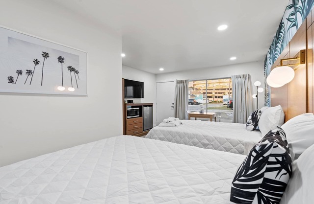 Ground Level Studio|2 Double Beds|Close 2 Beach