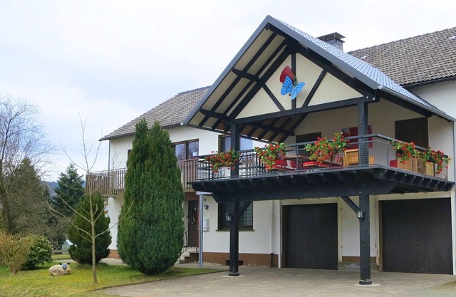 Geräumiges Ferienhaus en Liesen mit Garten