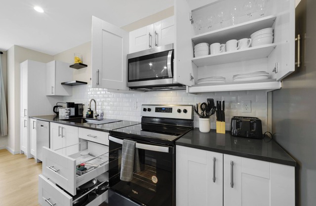 Group-Friendly Townhouse Stay – Sleeps up to 20