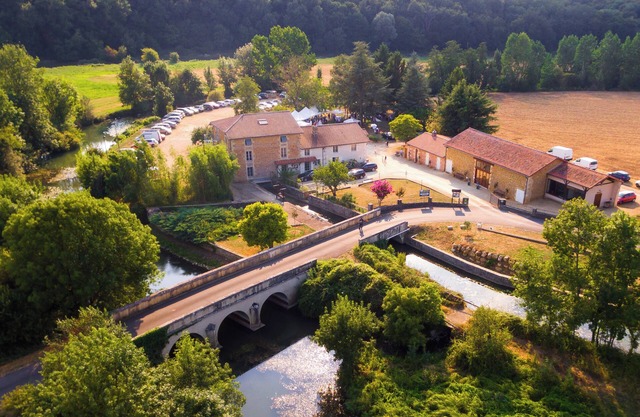 Group gîte sleeps 32 between Paris and Bordeaux