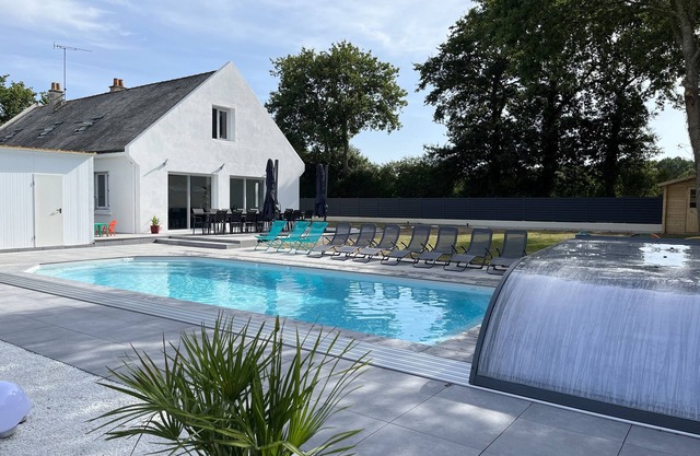 Group gîte ( 18/20 pers) with heated swimming pool