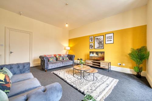 Group Stay 4BR Sleeps 11 Near Ibrox Parking