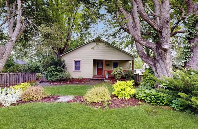 Grove Cottage w Fire Pit, Walkable to Weaverville