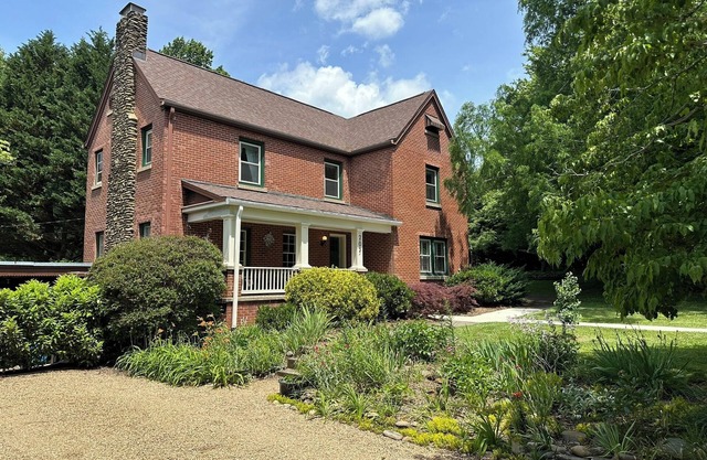 Grovemont Getaway - 3 bedroom, 2.5 bath beautifully updated historic home