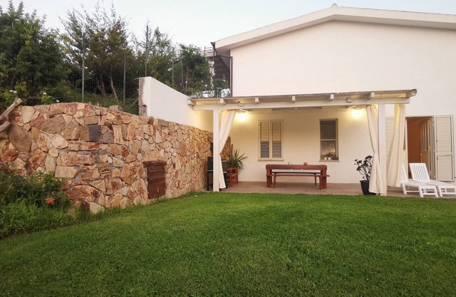 GRREN HOUSE APPARTMENT WITH GARDEN, veranda and barbecue, 1,5KM BY SEA