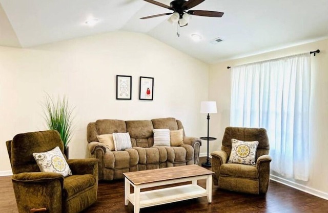 Guadalupe Home, Minutes to I-65