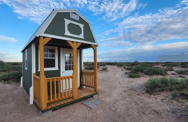 Guadalupe Mnt view Cabin with Power, AC, Minifridge, Coffee pot and Microwave.