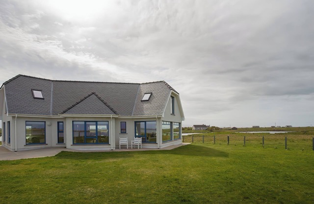GUALAN SANDS, pet friendly, luxury holiday cottage in Iochdar