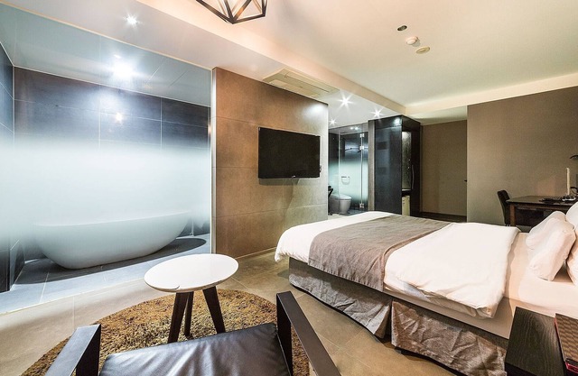 Guangming Cherbourg Hotel