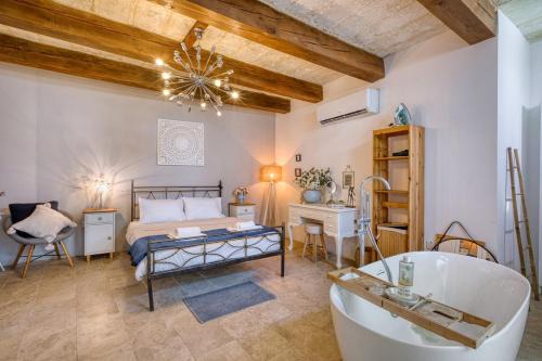 Gudja 2BR - A Home of Character in the Village Core