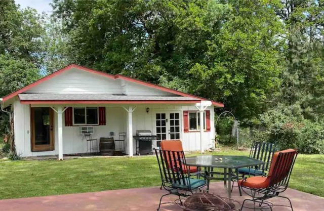 Guest Cottage in Umpqua Valley Wine Country