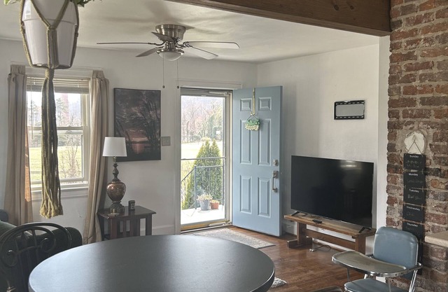 Entire home with privacy close to hiking trails sleeps8