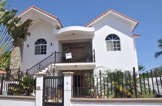 Condominio de 3 dormitorios para huéspedes en el último piso en el corazón de Sosua