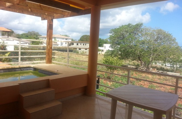Condominio para huéspedes con vistas al mar y jacuzzi privado al aire libre en Sosua
