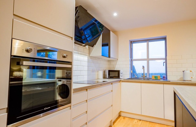 Guest Homes | Stylish 3 Bedroom Modern Home