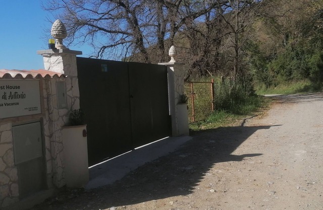 Guest House L'orto di Antonio, surrounded by greenery a few steps from the sea