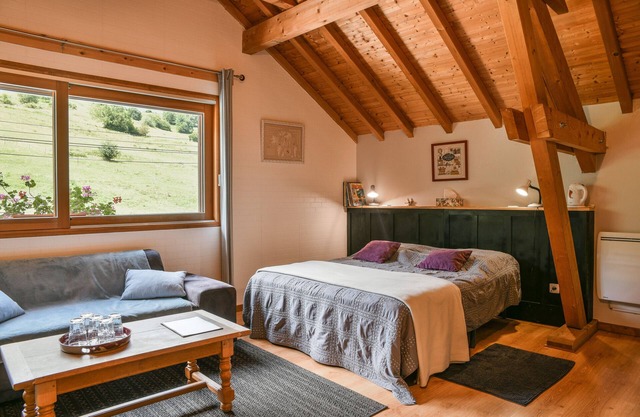 Alojamiento y desayuno 'Arc En Ciel' con vistas a la montaña, piscina compartida y Wi-Fi