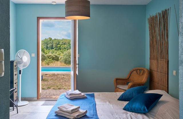 Habitación de huéspedes 'Bleuet Adaptada PMR' con terraza privada, jardín común y Wi-Fi