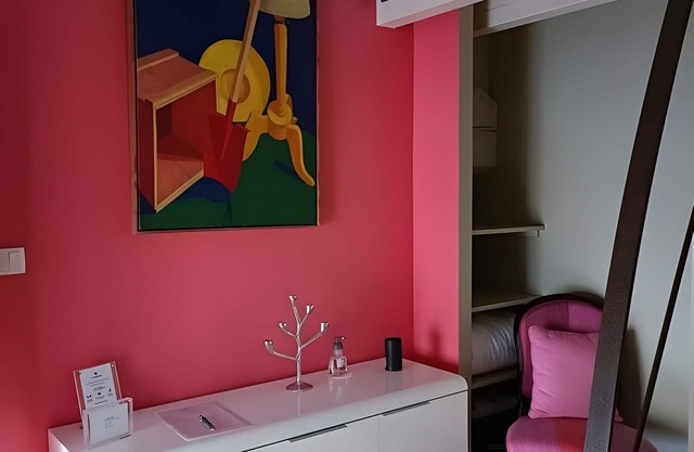 Habitación de huéspedes 'Fuchia' con piscina compartida, terraza compartida y Wi-Fi