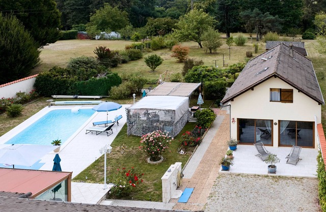 Guest Room 'Les Tuilières' with Breakfast, Wi-Fi and Air Conditioning