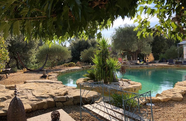 Casa de huéspedes independiente con piscina en el parque luberon