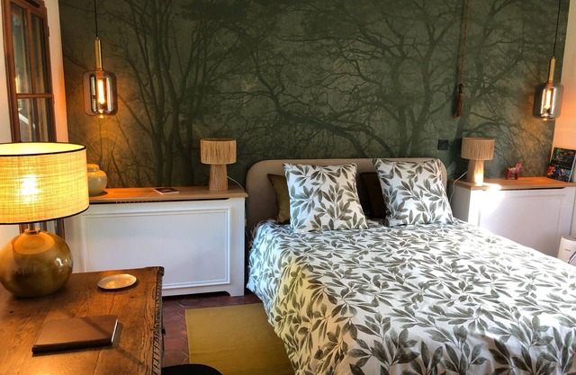 Guest Room 'Renoir' with Private Garden and Wi-Fi