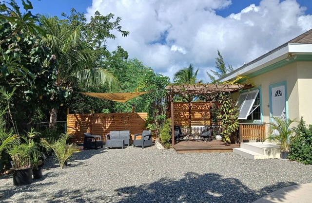 Guest suite in a quiet, cozy neighbourhood in Cayman 1 min drive to the beach!