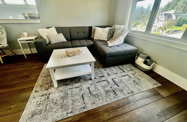 Guest suite in Fairwinds! 2 minutes from golf course w/ putting green in yard!