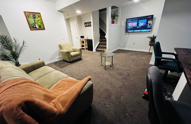 GUEST SUITE IN SE CALGARY WITH PRIVATE ENTRANCE
