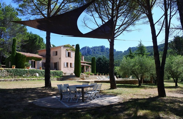 En Provenza, piscina y calma absoluto en oliveraie y pinar, 35mn del mar