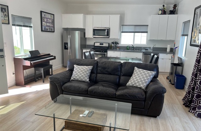 Guesthouse/Cozy 1 Bedroom 1Bath, Centrally located in View Park