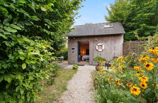 Casa de huéspedes 'La Cabane dans les charmes' con terraza privada, jardín común y Wi-Fi