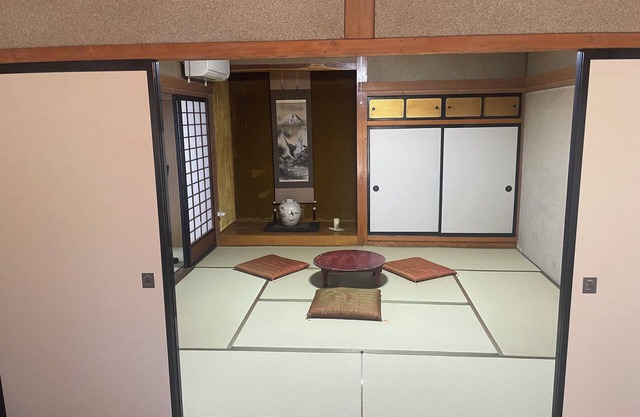 Guesthouse Gaki Daisho: Free transportation to and from ski resorts in the Hakuba area, nearby mountain trailheads, Ogisawa Station, the entrance to the Kurobe Dam, and restaurants in the city is available (up to 7 guests in a van; ski equipment cannot be